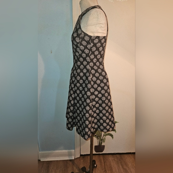 H&M Black and White Patterned Midi Dress. Size  8. Flare Skirt - Picture 8 of 9